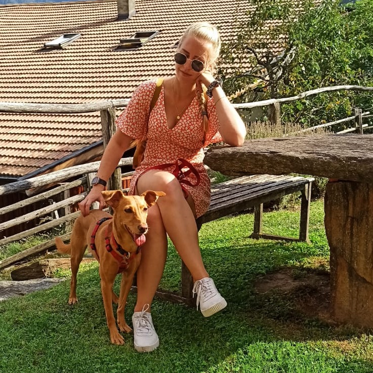 Carina mit ihrer Hündin Layla